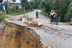 Sạt lở làm hư hỏng 2/3 tuyến đường miền núi Vũ Quang (Hà Tĩnh).