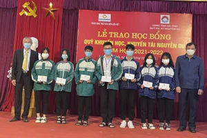 Hà Tĩnh: Trao học bổng cho 300 học sinh có hoàn cảnh khó khăn