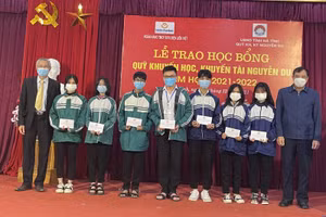 Hà Tĩnh: Trao học bổng cho 300 học sinh có hoàn cảnh khó khăn