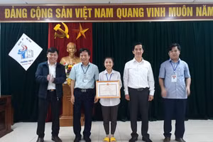 Sở GD&ĐT Hà Tĩnh tặng giấy khen cho em Bùi Thị Mỹ Dung.