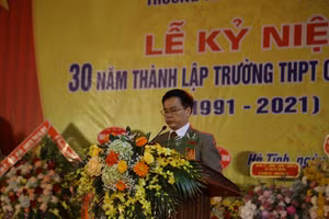 Ông Nguyễn Công Hoàn, Hiệu trưởng trường THPT Chuyên Hà Tĩnh đọc diễn văn Kỷ niệm 30 năm thành lập trường.