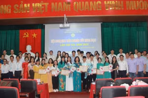 BTC trao các giải Nhất, Nhì, Ba cho các tác giả đoạt giải.