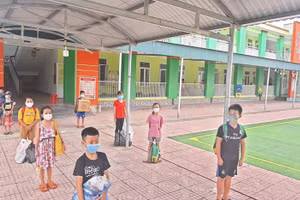 Đưa học sinh đi cách ly.