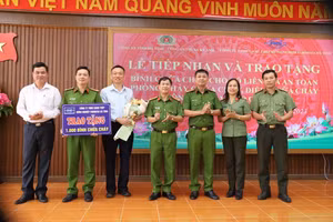 Đại diện Công ty TNHH Formosa Hà Tĩnh trao tặng 1000 bình chữa cháy.