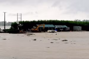 Khu vực lán trại công nhân bị nước lũ bao vây.