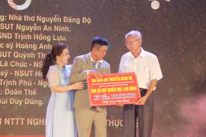  Quỹ Khuyến học Hồng Lam tiếp nhận 100 triệu đồng từ nhà hảo tâm