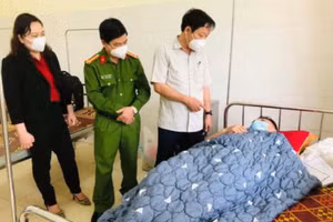 Chủ tịch UBND huyện Hương Khê cùng Trưởng công an huyện Hương Khê thăm hỏi sức khoẻ của trung uý Tuấn Anh tại bệnh viện.