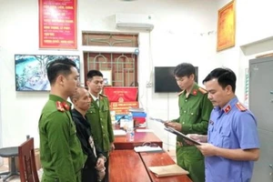 Cơ quan chức năng tống đạt Quyết định khởi tố và bắt tạm giam Nguyễn Hùng Cường ( Hương Sơn, Hà Tĩnh).