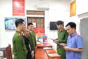 Cơ quan chức năng tống đạt Quyết định khởi tố và bắt tạm giam Nguyễn Hùng Cường ( Hương Sơn, Hà Tĩnh).