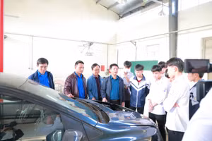 Học sinh Trường THPT Cù Huy Cận tham quan trải nghiệm tại trường nghề.