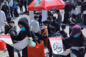 Du khách đeo khẩu trang kín mít đi lễ chùa Hương Tích