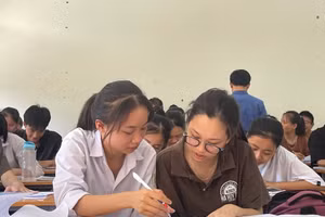 Học sinh 12, Trường THPT Hà Huy tập ôn luyện cho kỳ thi tốt nghiệp THPT,