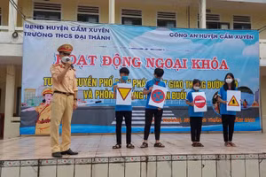 Công an huyện Cẩm Xuyên tuyên truyền về phòng chống đuối nước cho học sinh.