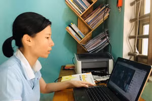 Nhiều trường triển khai dạy online cho học sinh do mưa lũ