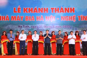 Chủ tịch Quốc hội Vương Đình Huệ cùng các đại biểu cắt bằng khánh thành nhà máy bia Hà Nội - Nghệ Tĩnh.