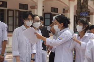 Thí sinh Hà Tĩnh trao đổi bài tại điểm thi THPT Phan Đình Phùng.