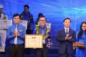 Phó Thủ tướng Trần Hồng Hà và Bí thư thứ nhất TƯ Đoàn Bùi Quang Huy trao giải thưởng Lý Tự Trọng cho các các bộ đoàn xuất sắc.