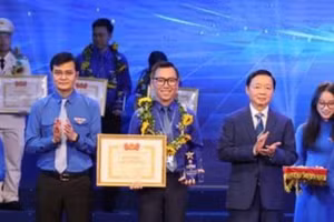 Phó Thủ tướng Trần Hồng Hà và Bí thư thứ nhất TƯ Đoàn Bùi Quang Huy trao giải thưởng Lý Tự Trọng cho các các bộ đoàn xuất sắc.