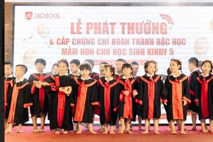 Trường iSchool Hà Tĩnh trao chứng chỉ hoàn thành bậc học Mầm non cho trẻ 5 tuổi