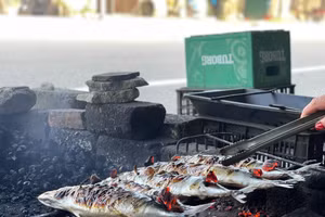 Nghề nướng cá đưa lại thu nhập ổn định cho nhiều hộ dân,