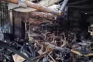 Vụ hỏa hoạn đã thiêu rụi nhiều xe máy 