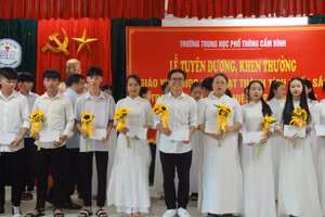 Trường THPT Cẩm Bình tuyên dương học sinh đạt điểm cao tại kỳ thi tốt nghiệp THPT 2022