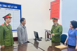 Cơ quan chức năng Hà Tĩnh tống đạt quyết định khởi tố bị vụ án, khởi tố bị can và bắt tạm giam Trần Văn Song về hành vi "Chống người thi hành công vụ". Ảnh: CAHT