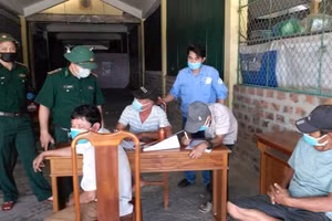 Cơ quan chức năng tiến hành lập biên bản nhóm ngư dân trốn cách ly (ảnh BQL các cảng cá)