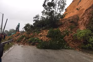 Nhiều đoạn đường tại Quốc lộ 8A bị sạt lở