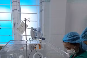 Phát hiện bé sơ sinh 2 ngày tuổi bị bỏ rơi bên bãi biển