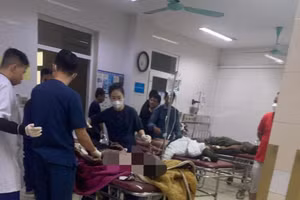 3 nạn nhân được chuyển đi cấp cứu sau vụ nổ.