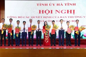 Ban Thường vụ Tỉnh ủy Hà Tĩnh tặng hoa chúc mừng các cán bộ nhận nhiệm vụ mới.