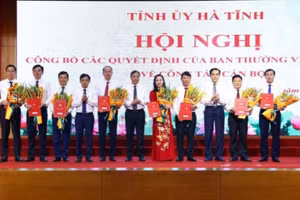Ban Thường vụ Tỉnh ủy Hà Tĩnh tặng hoa chúc mừng các cán bộ nhận nhiệm vụ mới.