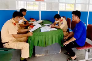 Lực lượng chức năng làm việc với tài xế Nguyễn Văn Thành.