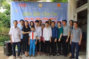 VP báo GD&TĐ, phòng GD&ĐT huyện Cẩm Xuyên cùng chính quyền xã Cẩm Hưng khởi công sửa chữa nhà cho 3 anh em học sinh nghèo