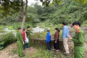 Lực lượng công an dẫn giải đối tượng Quý (áo đỏ) thực địa hiện trường (Ảnh CA Hà Tĩnh).