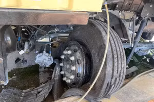 Đâm vào trạm thu phí bỏ không, xe bồn biến dạng