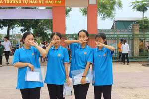 Thí sinh trước buổi thi đầu tiên.