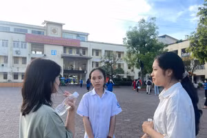 Nhiều thí sinh tại huyện Kỳ Anh tham gia kỳ thi tuyển sinh lớp 10 THPT chuyên Hà Tĩnh.