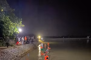 Lực lượng chức năng tìm kiếm nạn nhân trong đêm