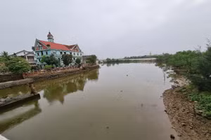 Nhảy xuống sông cứu bạn gái, nam thanh niên mất tích