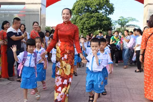 Học sinh Hà Tĩnh tựu trường trong sáng 22/8.