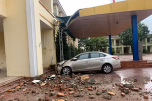 Mưa lớn kèm gió lốc đã làm một phần mái nhà học tại trường THPT Nguyễn Thị Minh Khai bị tốc đổ.