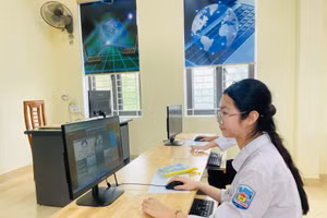 Thí sinh làm thủ tục dự thi tại Trường THPT Lý Tự Trọng (huyện Thạch Hà, Hà Tĩnh).