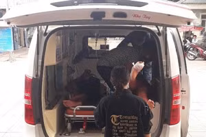 Các nạn nhân đã được người dân đưa đi cấp cứu.