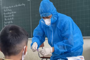 Ngành Giáo dục Hà Tĩnh phối hợp với ngành Y tế lấy mẫu xét nghiệm học sinh và giáo viên sau khi trở lại trường.