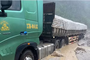 Một điểm sạt lở tại QL 8A.