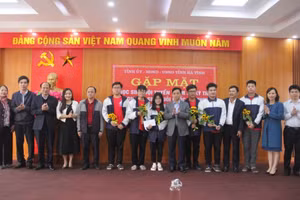 Lãnh đạo tỉnh Hà Tĩnh chúc mừng đội tuyển Hoá học Hà Tĩnh tham dự kỳ thi Học sinh giỏi quốc gia năm 2023 (ảnh tư liệu).