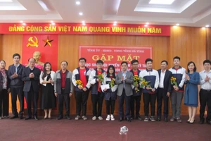 Lãnh đạo tỉnh Hà Tĩnh chúc mừng đội tuyển Hoá học Hà Tĩnh tham dự kỳ thi Học sinh giỏi quốc gia năm 2023 (ảnh tư liệu).