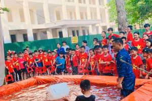 Hướng dẫn kỹ năng cứu đuối cho học sinh miền núi Hà Tĩnh.